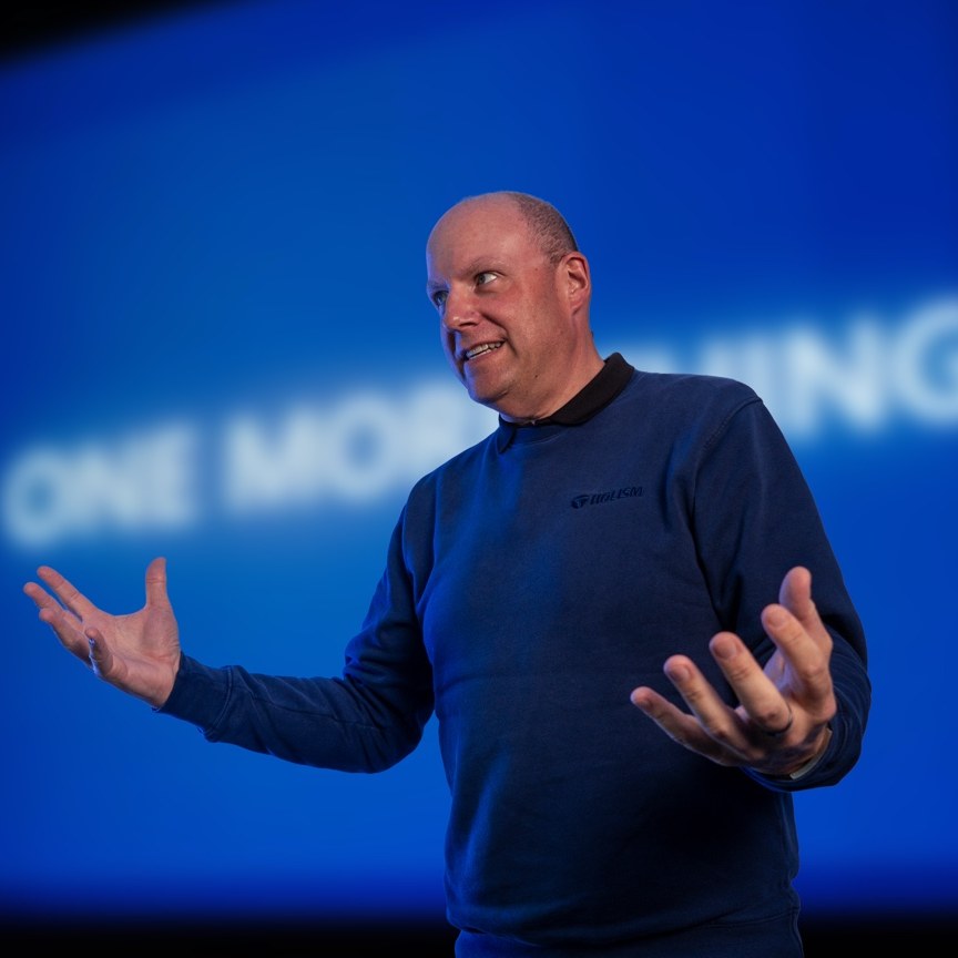 Oliver Straubel auf der Bühne bei einer Holism Keynote